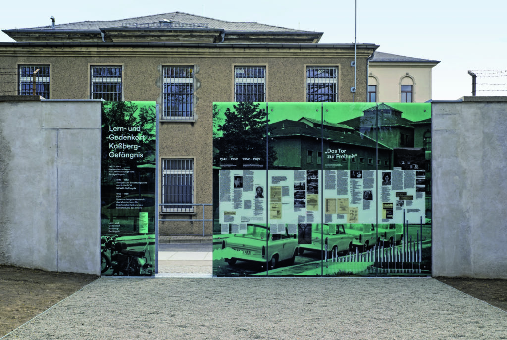 Blick auf die Ausstellung von der Kaßbergstraße